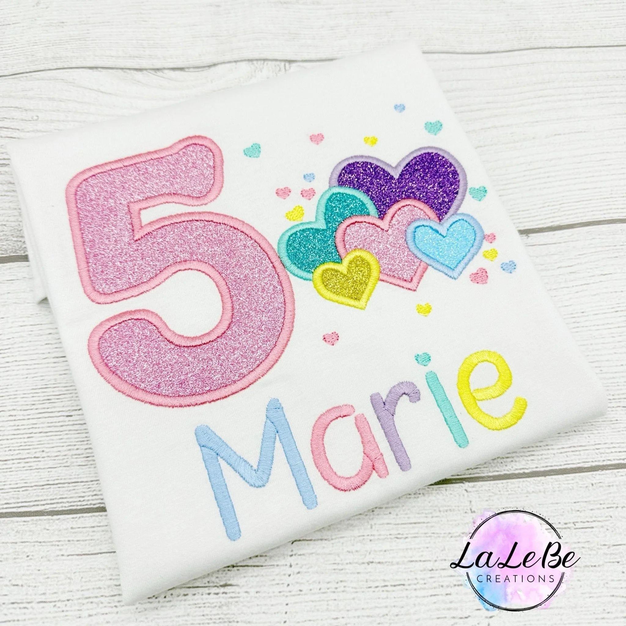 Geburtstagsshirt für Mädchen: Stil & Herzmotiv - lalebecreations.de