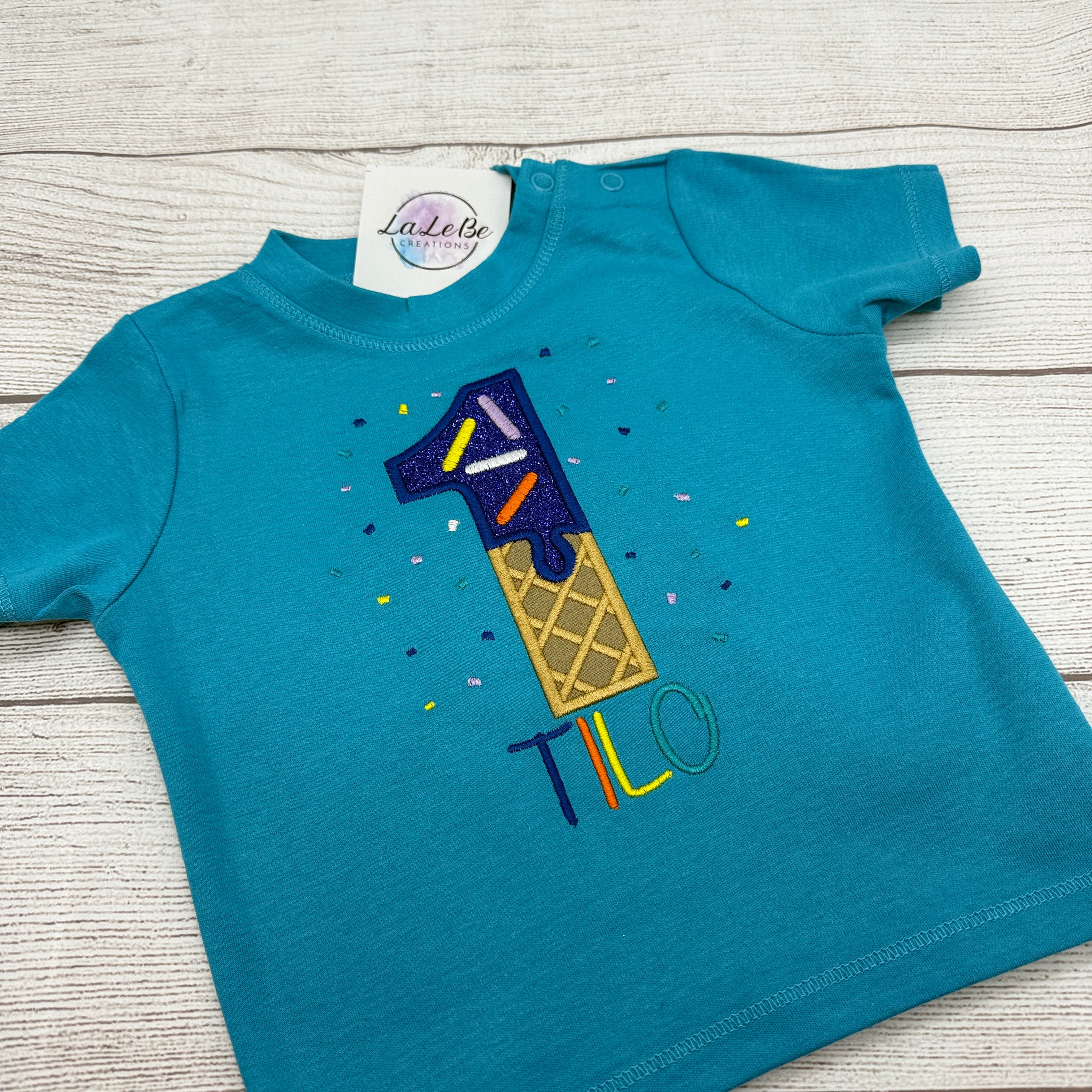 Personalisiertes Geburtstagsshirt aus Eis mit Streuseln und Glitze