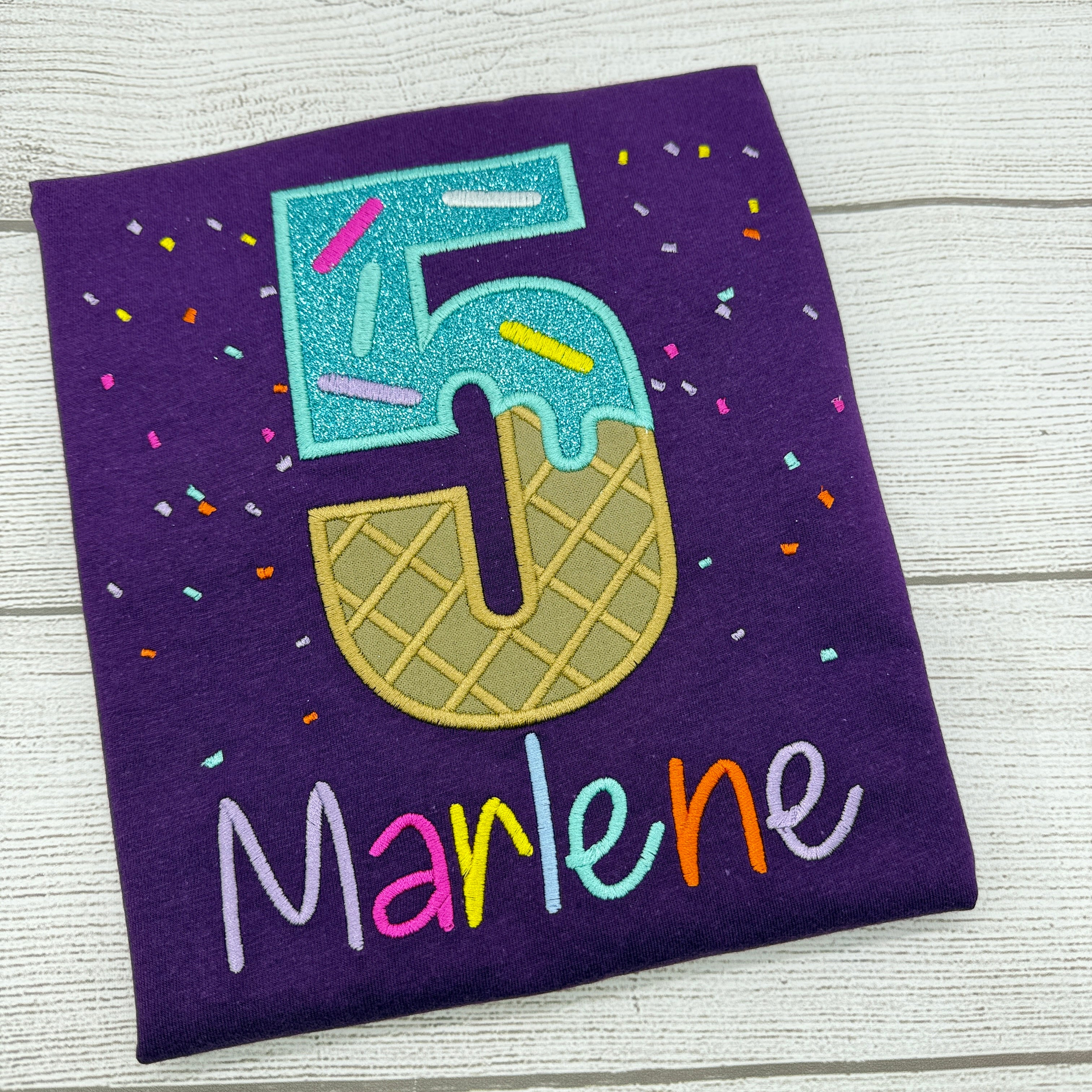 Personalisiertes Geburtstagsshirt aus Eis mit Streuseln und Glitze