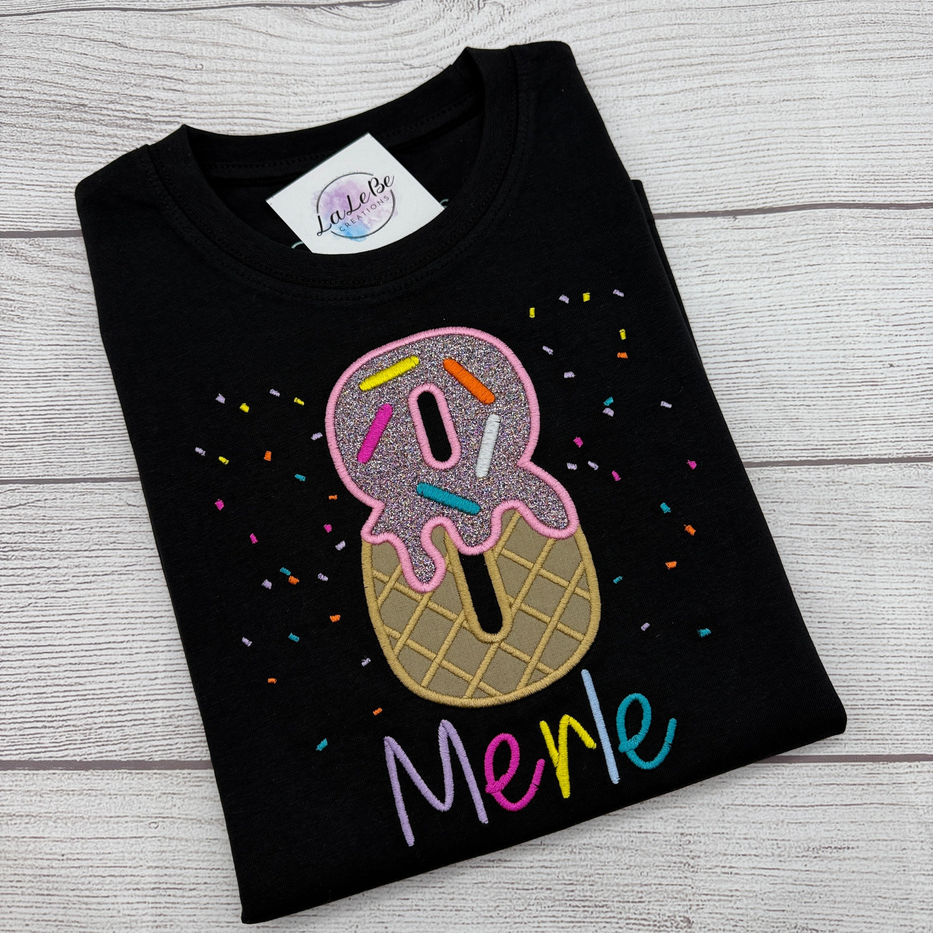 Personalisiertes Geburtstagsshirt aus Eis mit Streuseln und Glitze