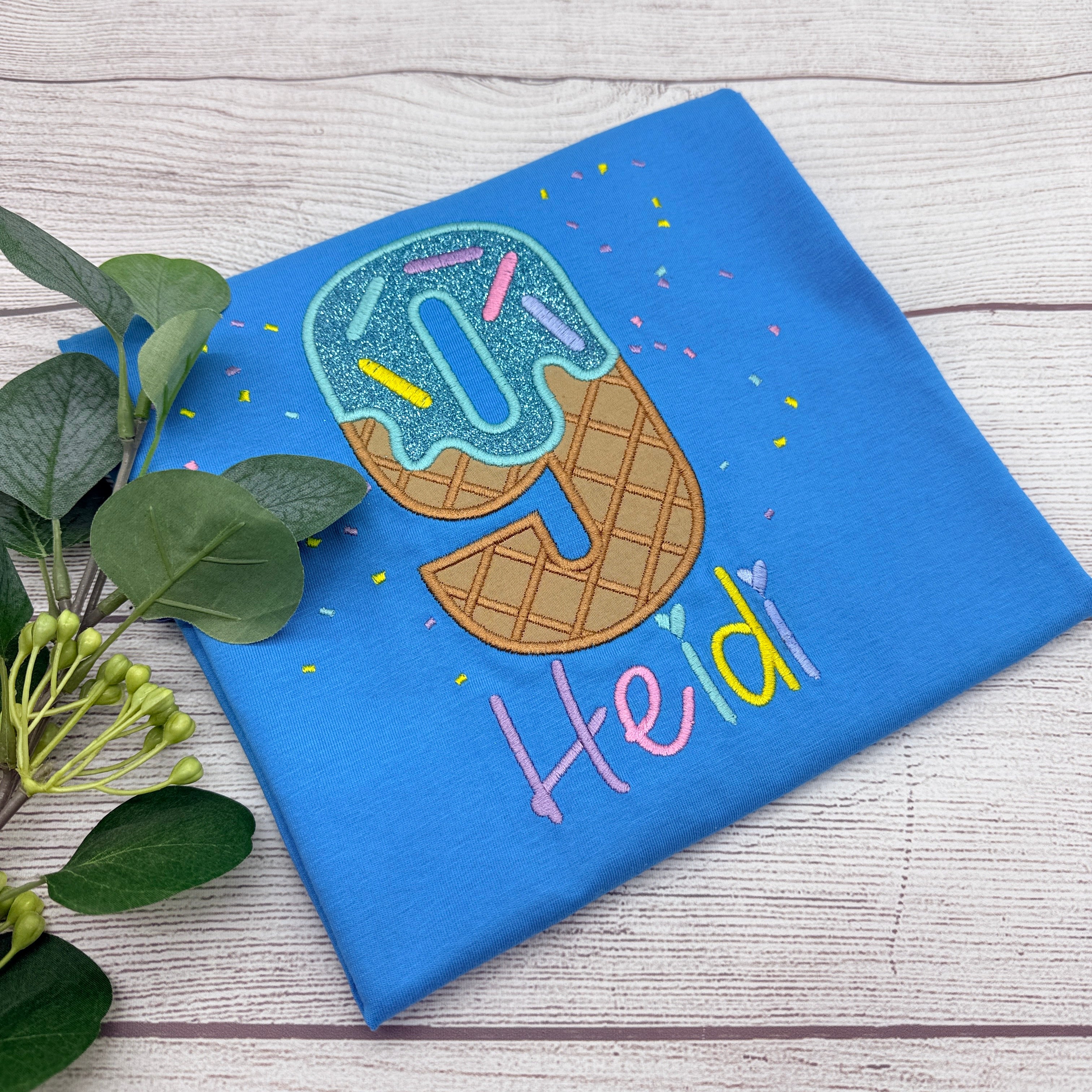 Personalisiertes Geburtstagsshirt mit Eis, Streuseln und Glitzer
