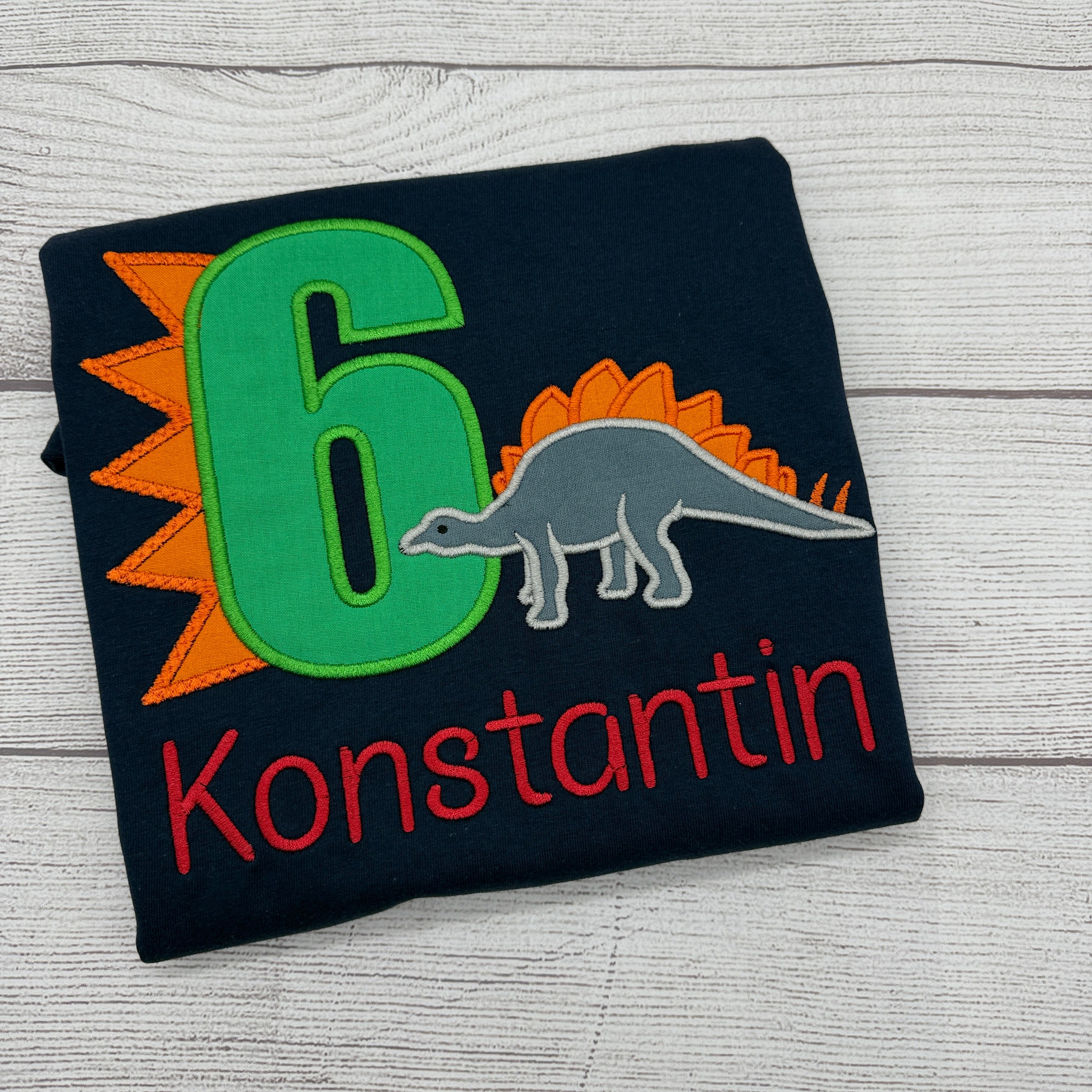 Besticktes Stegosaurus Geburtstagsshirt – Personalisiert mit Zahl als Dino-Motiv
