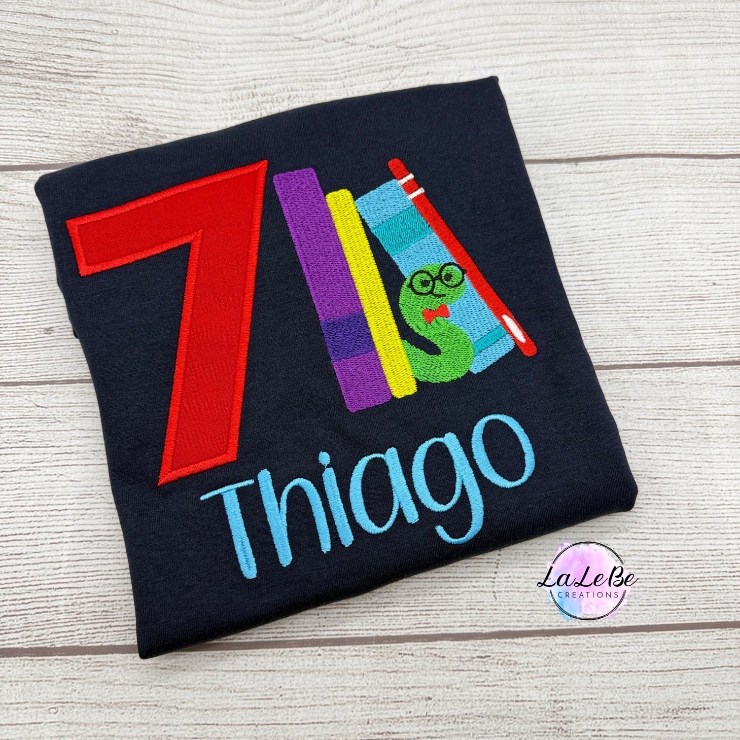 Personalisiertes Bücherwurm Geburtstags-T-Shirt | Bestickt