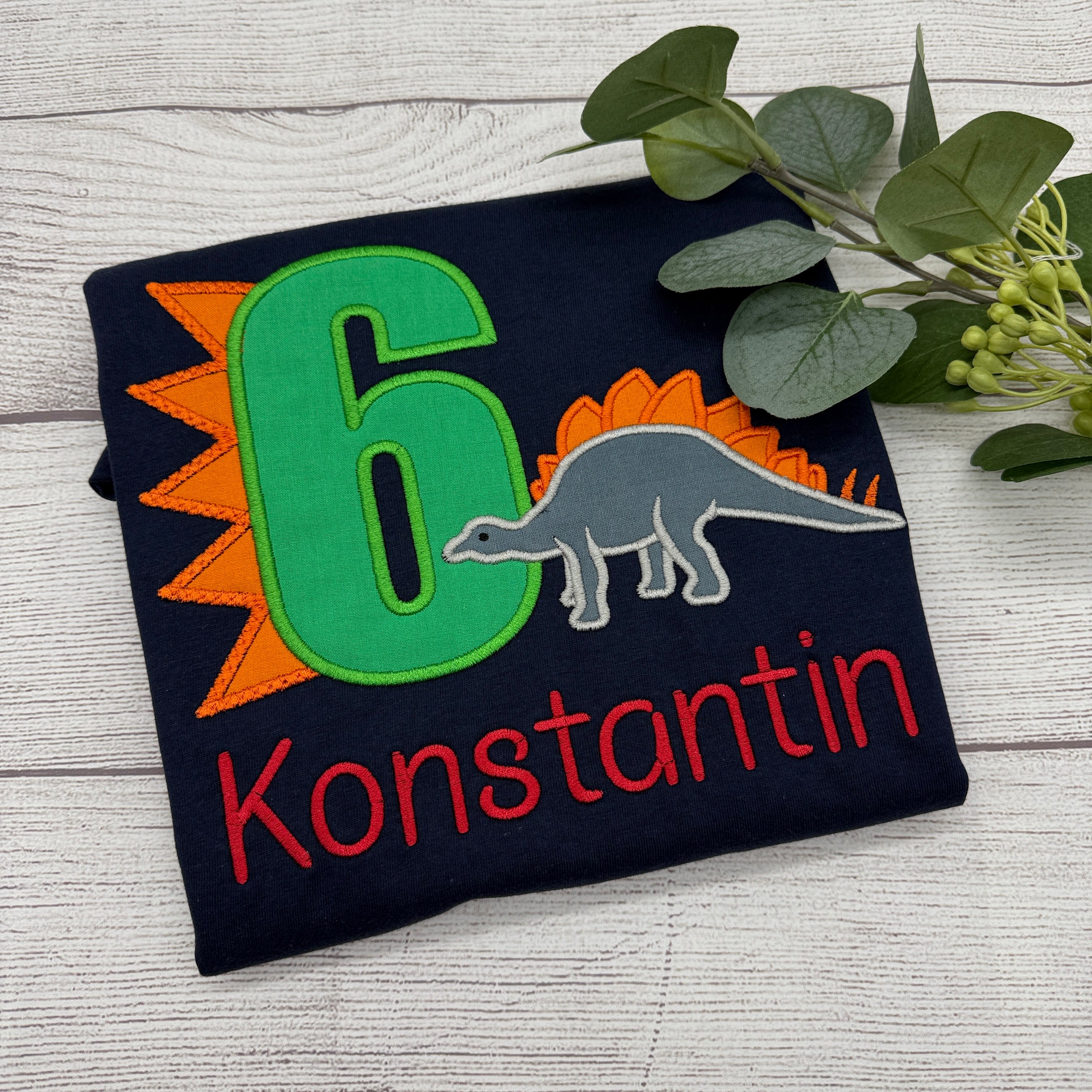 Besticktes Stegosaurus Geburtstagsshirt – Personalisiert mit Zahl als Dino-Motiv