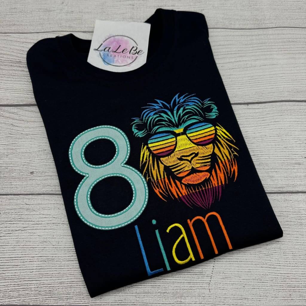 Geburtstagsshirt Löwen in Regenbogenfarben mit Name