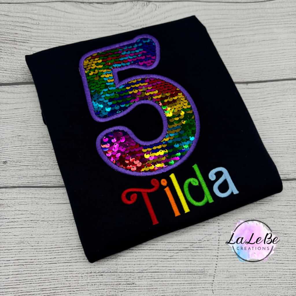 Personalisierbares Geburtstags - T-Shirt für Mädchen mit Regenbogen Pailletten Zahl - lalebecreations.de