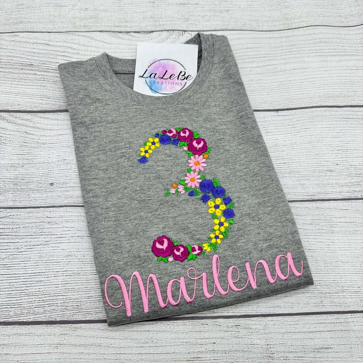 Personalisierter Geburtstagsshirt mit Blumenzahlen