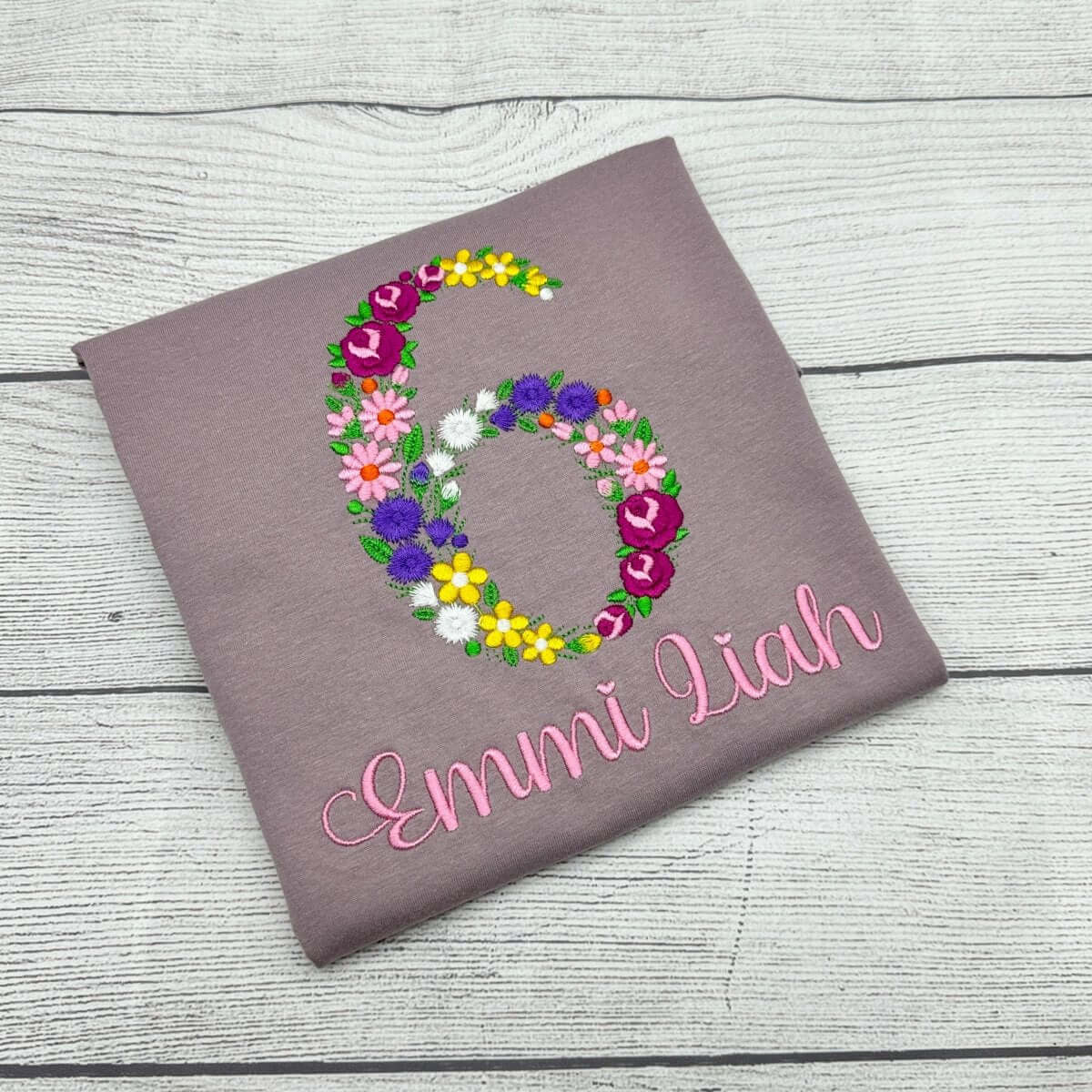 Personalisierter Geburtstagsshirt mit Blumenzahlen