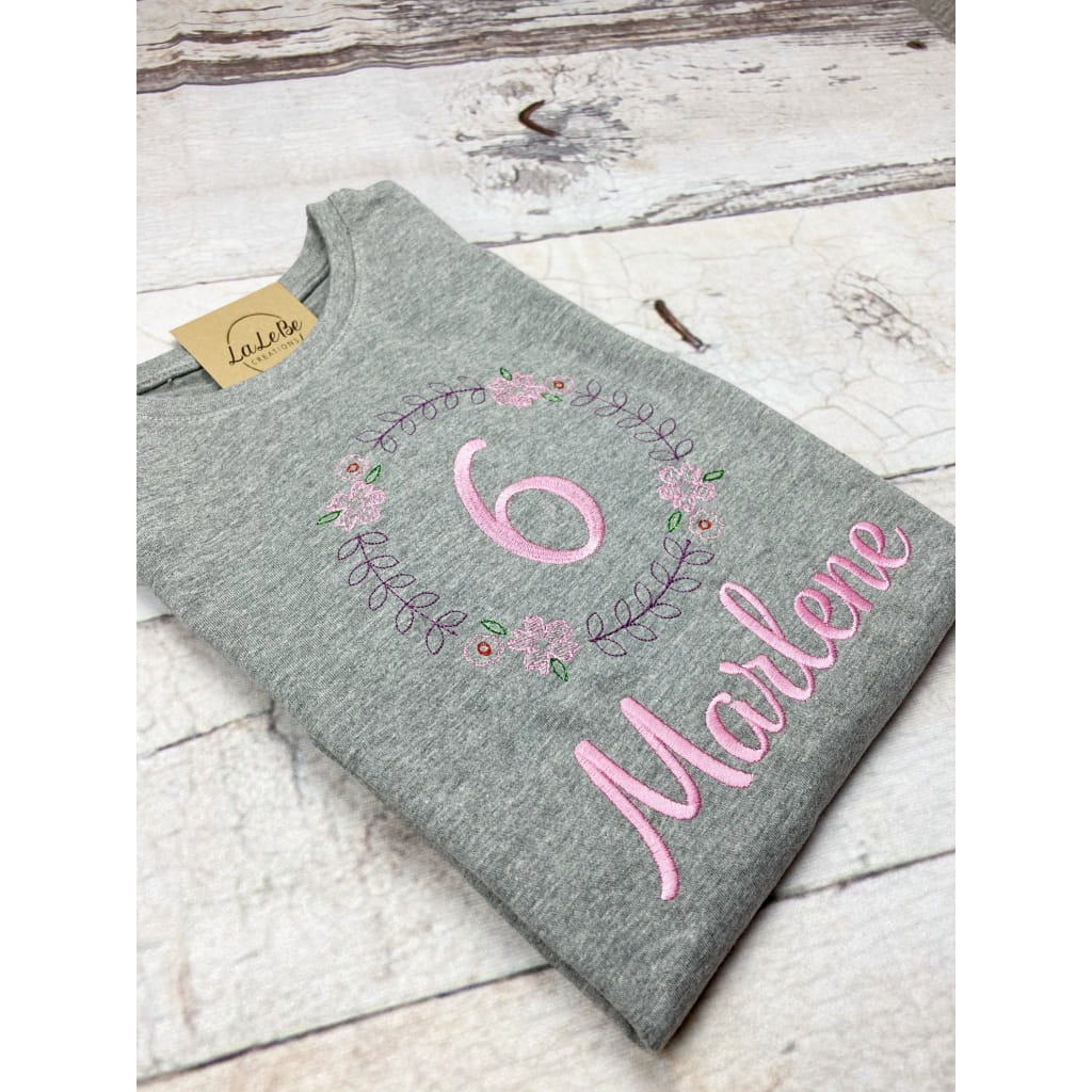 Personalisiertes Geburtstagsshirt mit Blumenkranz