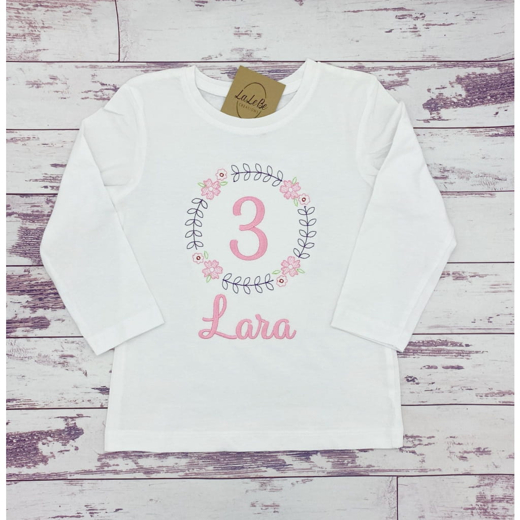 Personalisiertes Geburtstagsshirt mit Blumenkranz