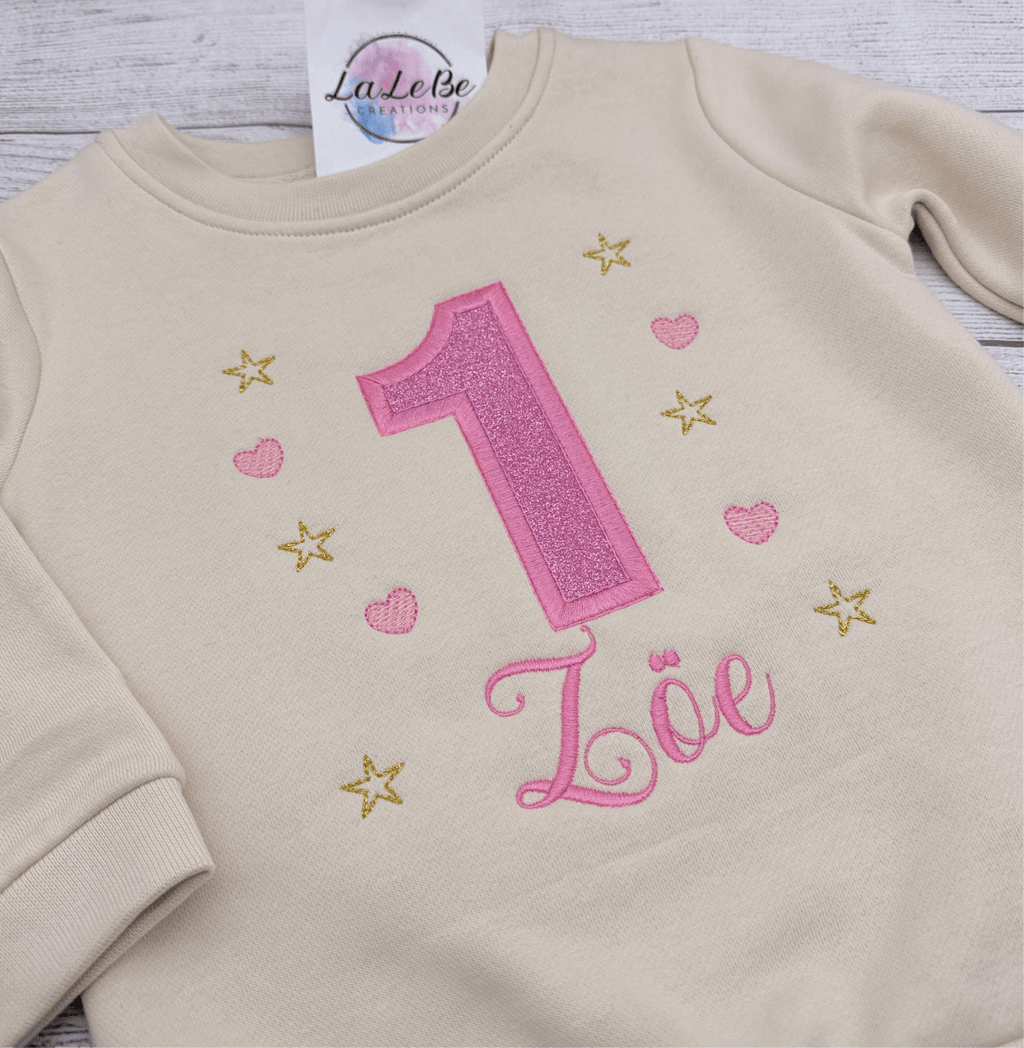 Personalisiertes Geburtstagsshirt mit Name und Glitzer-Zahl (Bild 4 von 7)