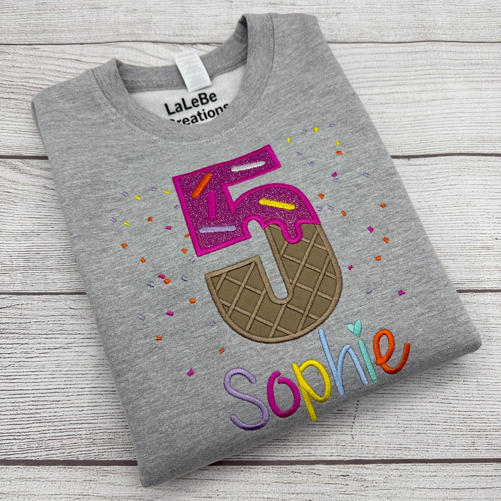 Personalisiertes Geburtstagsshirt aus Eis mit Streuseln und Glitze