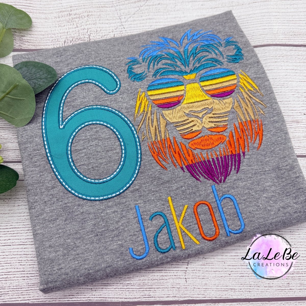 Geburtstagsshirt Löwen in Regenbogenfarben, mit Name und Alter