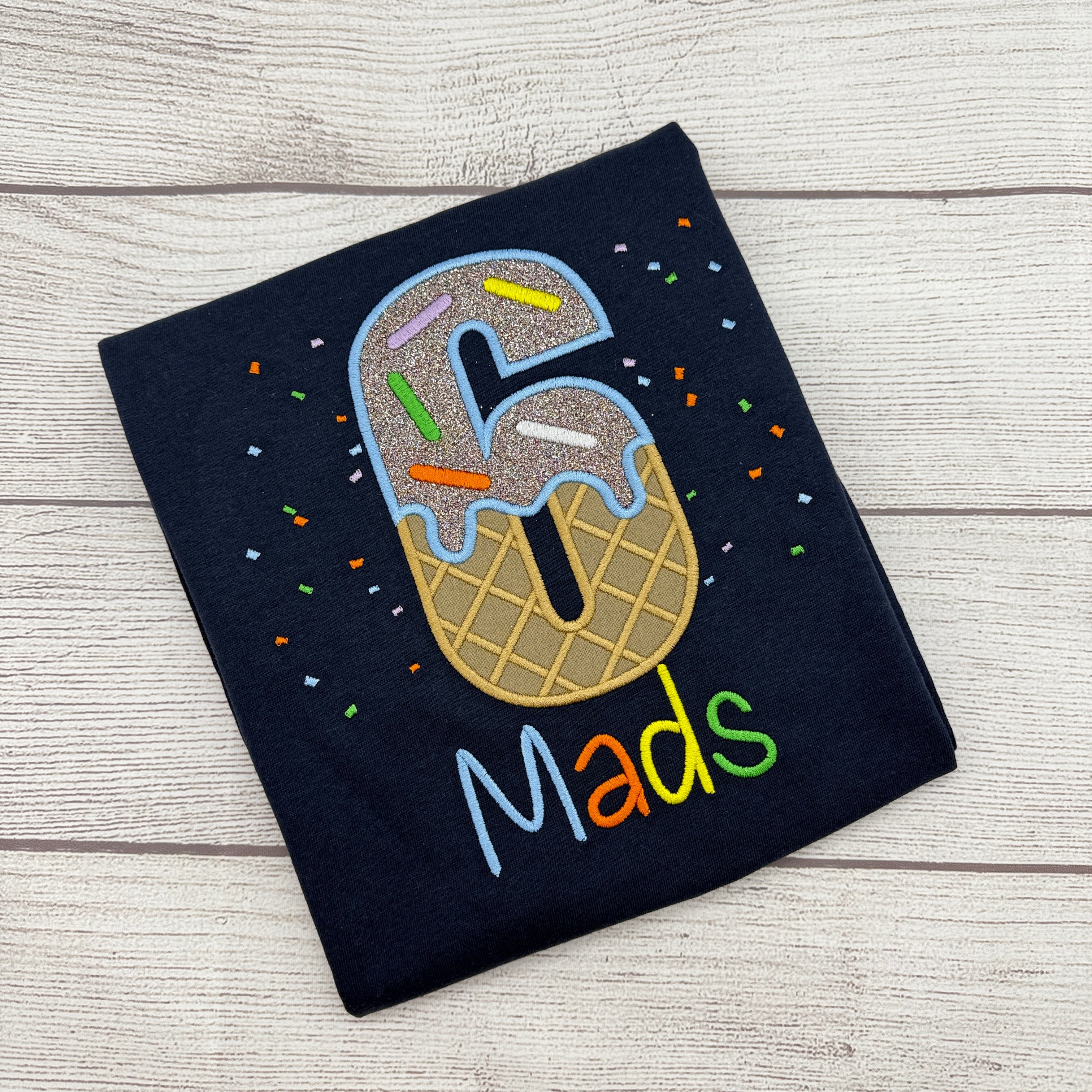 Personalisiertes Geburtstagsshirt aus Eis mit Streuseln und Glitze