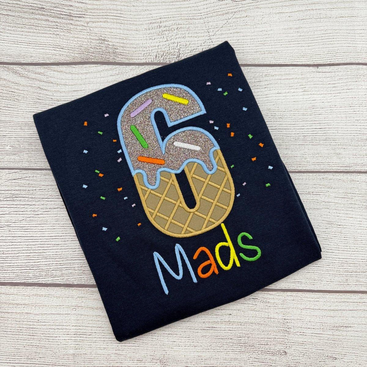 Personalisiertes Geburtstagsshirt aus Eis mit Streuseln