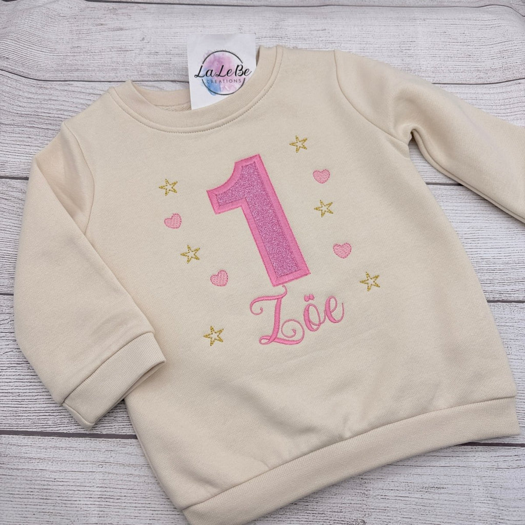 Personalisiertes Geburtstagsshirt mit Name und Glitzer-Zahl (Bild 2 von 7)