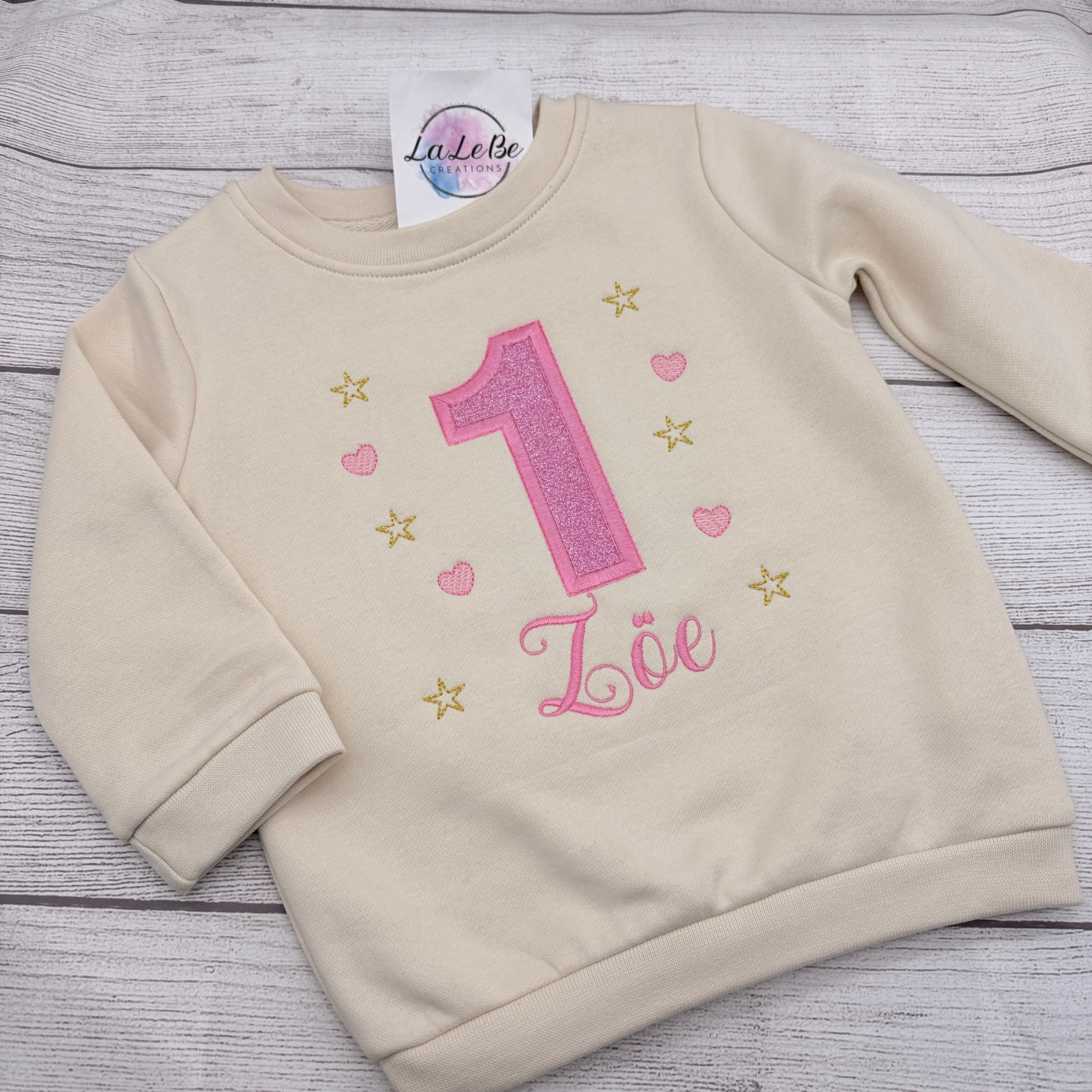 Personalisiertes Geburtstagsshirt mit Name und Glitzer-Zahl