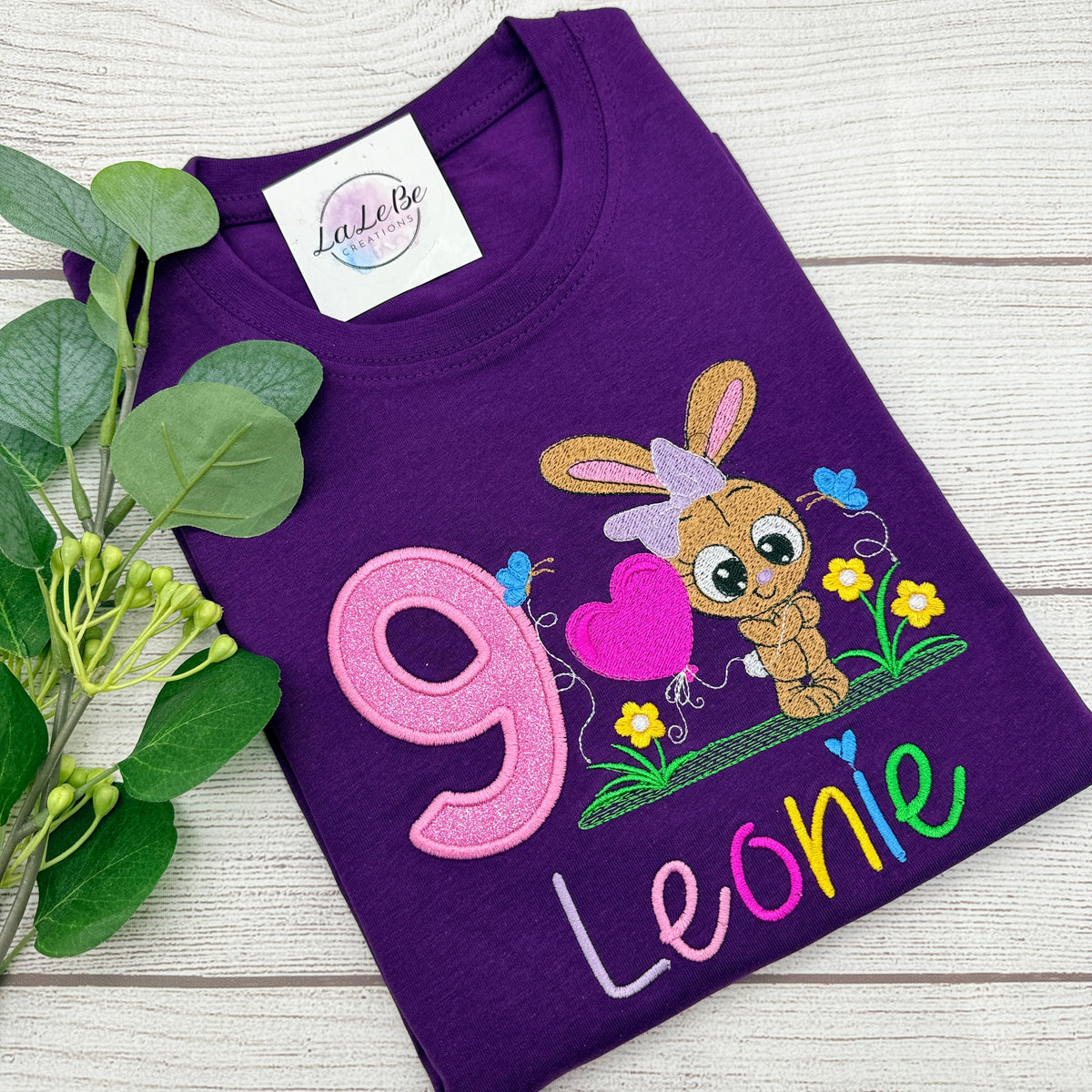 Hasen Geburtstagsshirt für Mädchen, personalisiert mit Name und Alter, besticktes T-Shirt mit Glitzer (Bild 1 von 8)