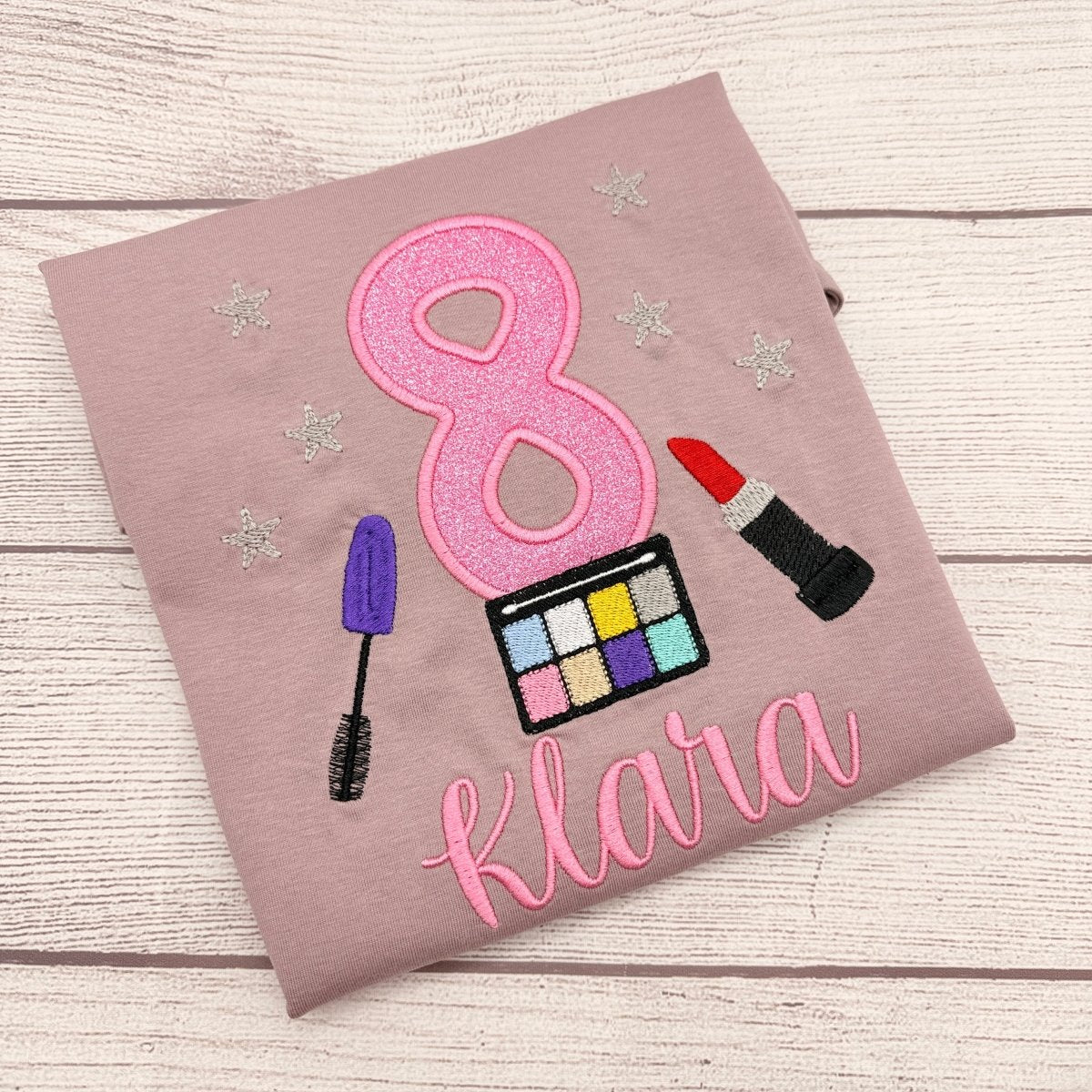 Make-up Geburtstagsshirt Mädchen – mauve T-Shirt mit Glitzerzahl und Schmink-Stickerei – LaLeBe Creations