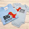Dinosaurier Geschwister Set – Big Brother T-Shirt und Little Brother Baby-Body in Hellblau