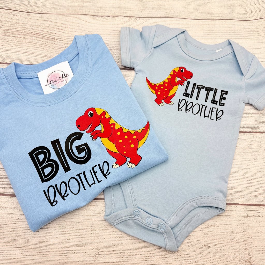 Dinosaurier Geschwister Set – Big Brother T-Shirt und Little Brother Baby-Body in Hellblau