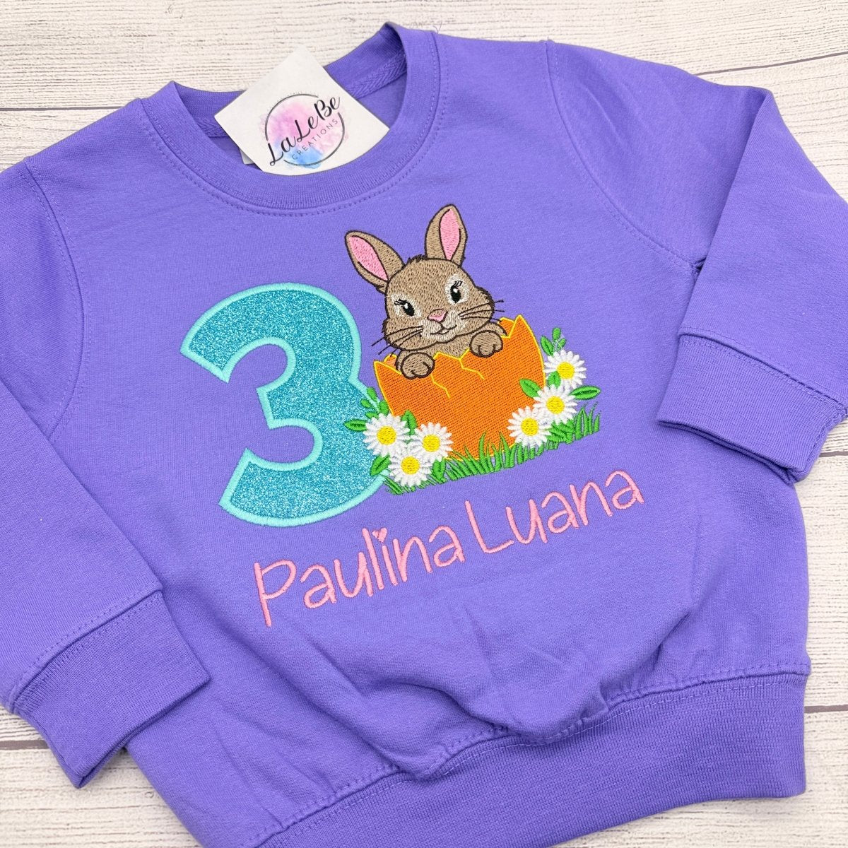 Hase Geburtstagsshirt Mädchen personalisiert – lila Sweatshirt Frontansicht mit Hasen-Stickerei
