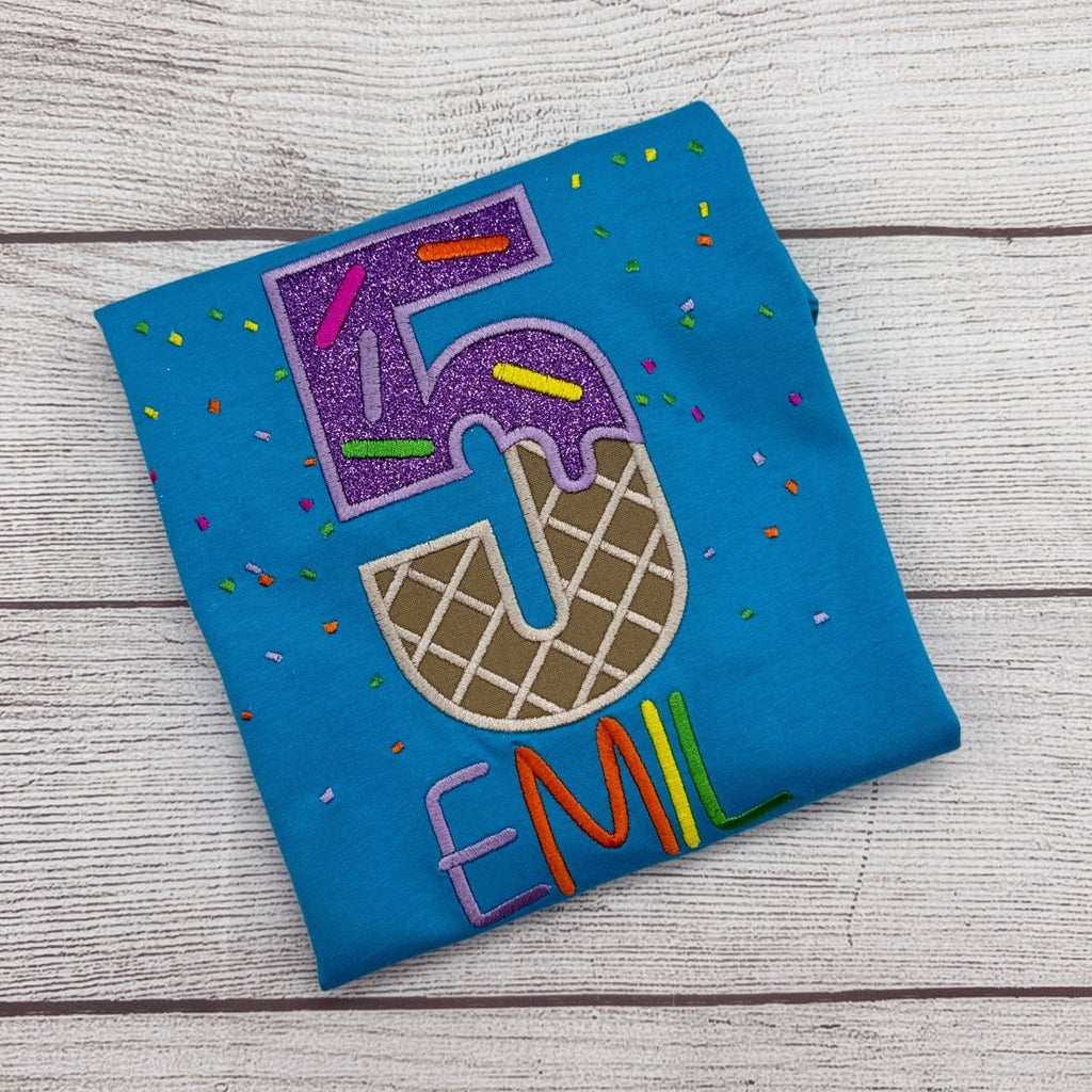 Personalisiertes Geburtstagsshirt aus Eis mit Streuseln