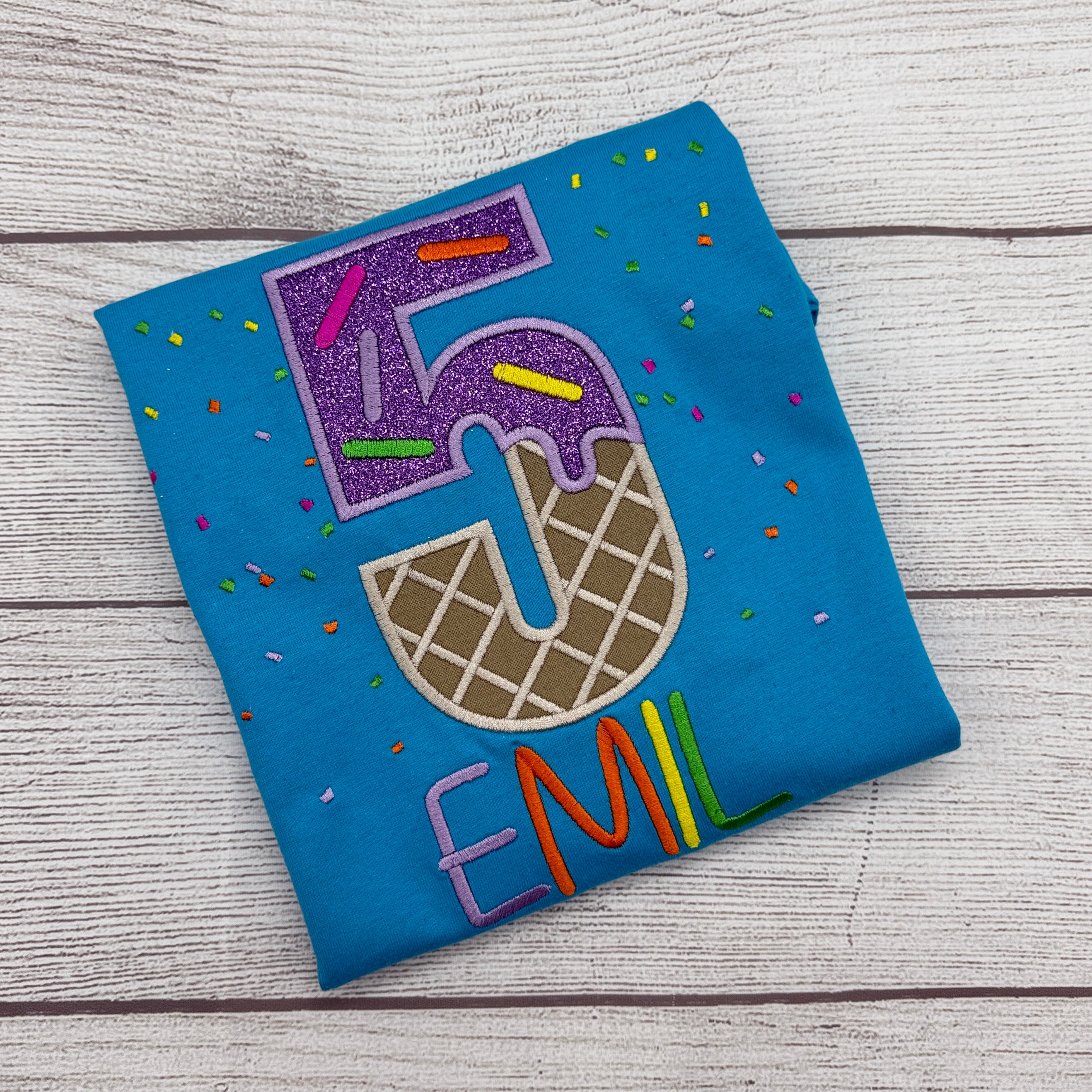 Personalisiertes Geburtstagsshirt aus Eis mit Streuseln und Glitze