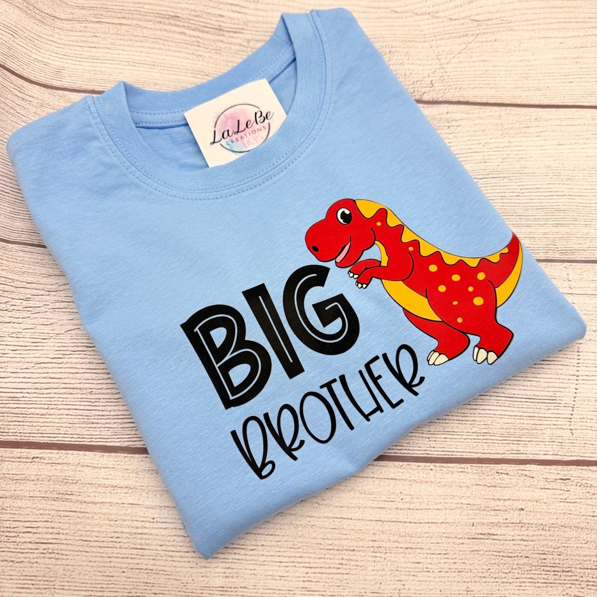 Big Brother T-Shirt Dinosaurier – Nahaufnahme roter T-Rex mit schwarzem BIG Brother Schriftzug