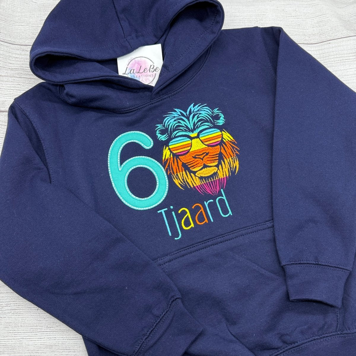 Geburtstagsshirt Löwen in Regenbogenfarben, mit Name und Alter