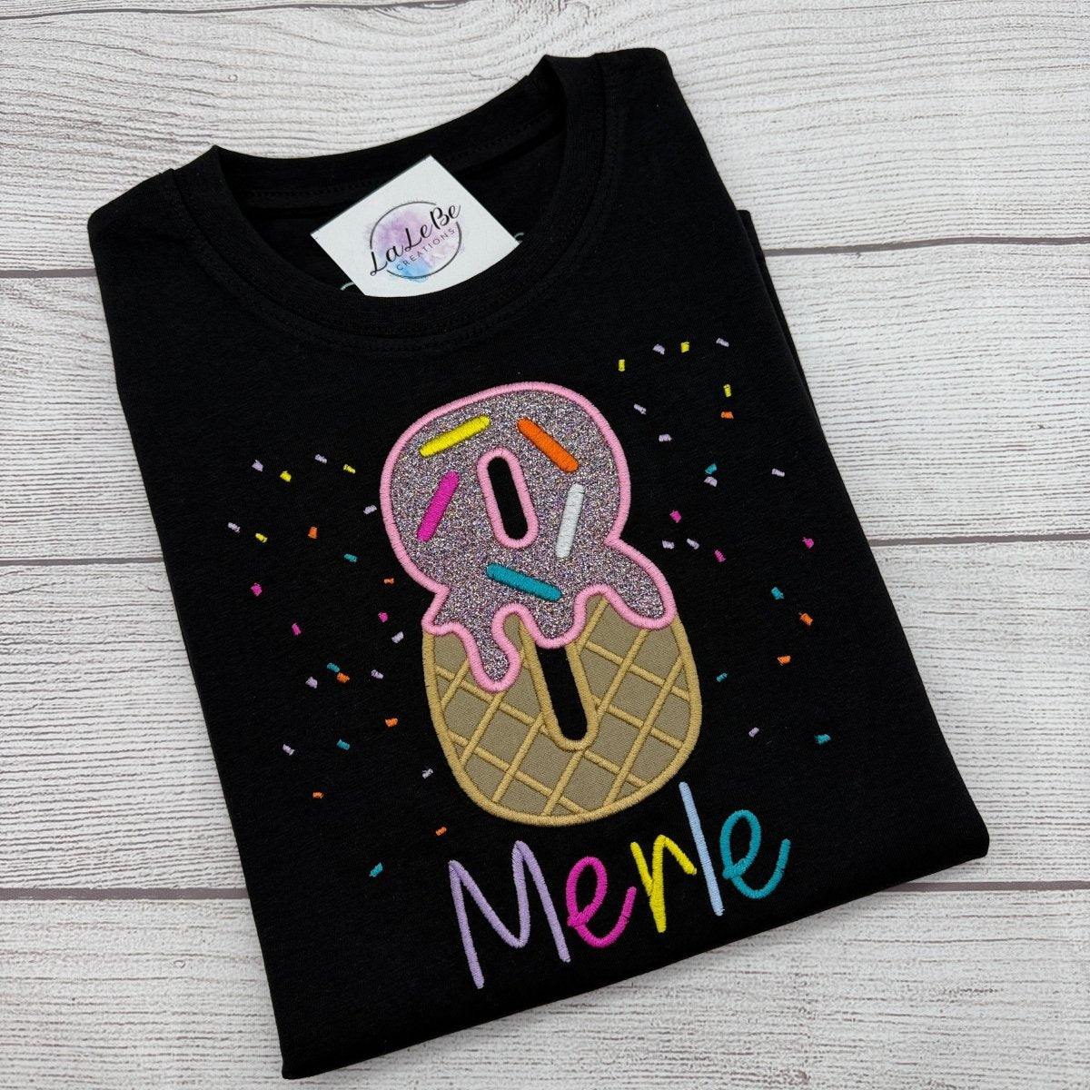 Personalisiertes Geburtstagsshirt aus Eis mit Streuseln