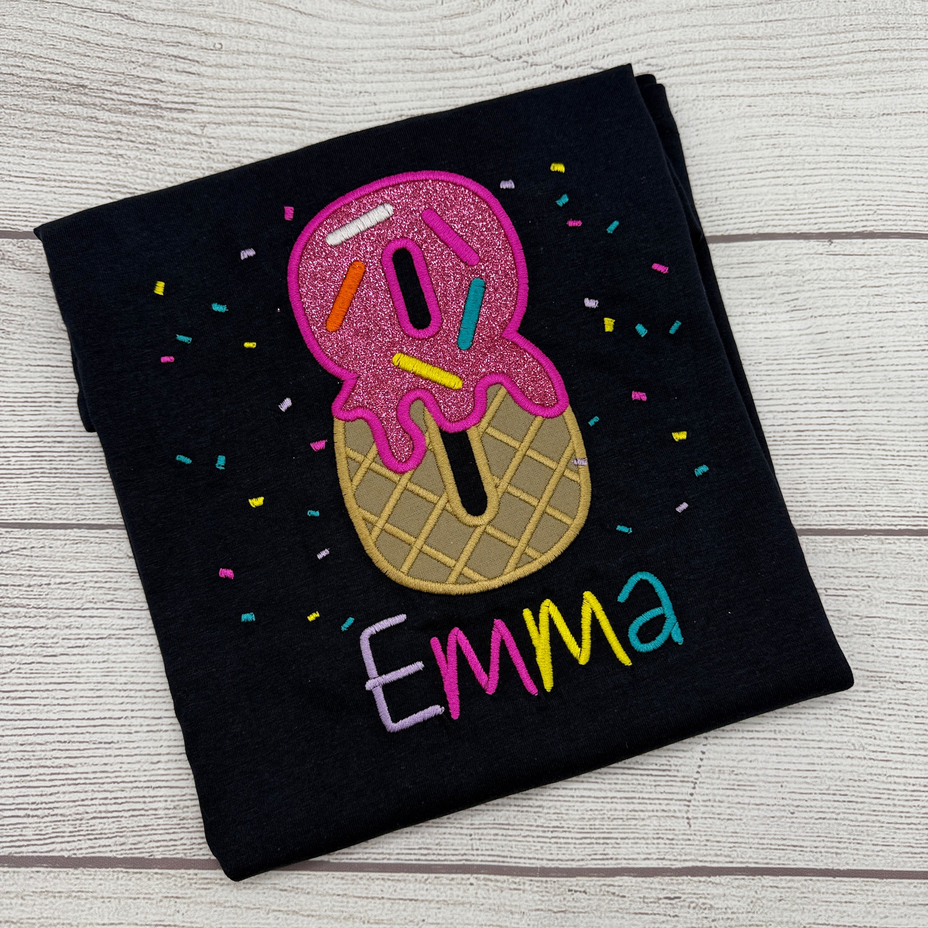 Personalisiertes Geburtstagsshirt aus Eis mit Streuseln und Glitze