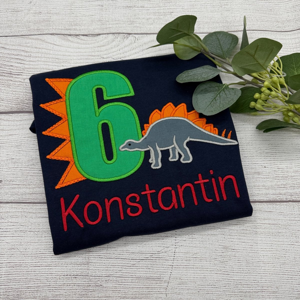 Besticktes Stegosaurus Geburtstagsshirt – Personalisiert
