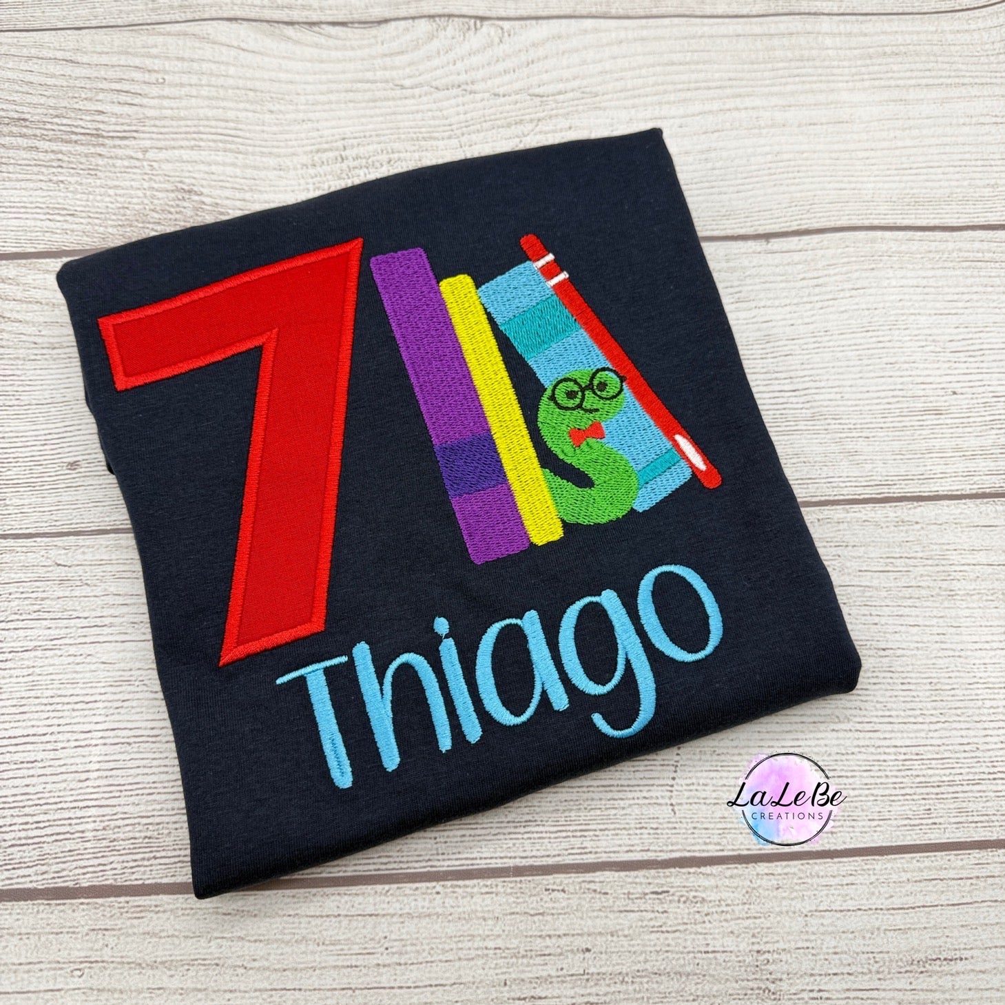 Personalisiertes Bücherwurm Geburtstags-T-Shirt | Bestickt