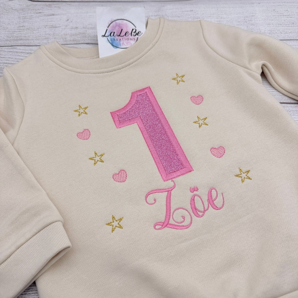 Personalisiertes Geburtstagsshirt mit Name und Glitzer-Zahl (Bild 1 von 7)