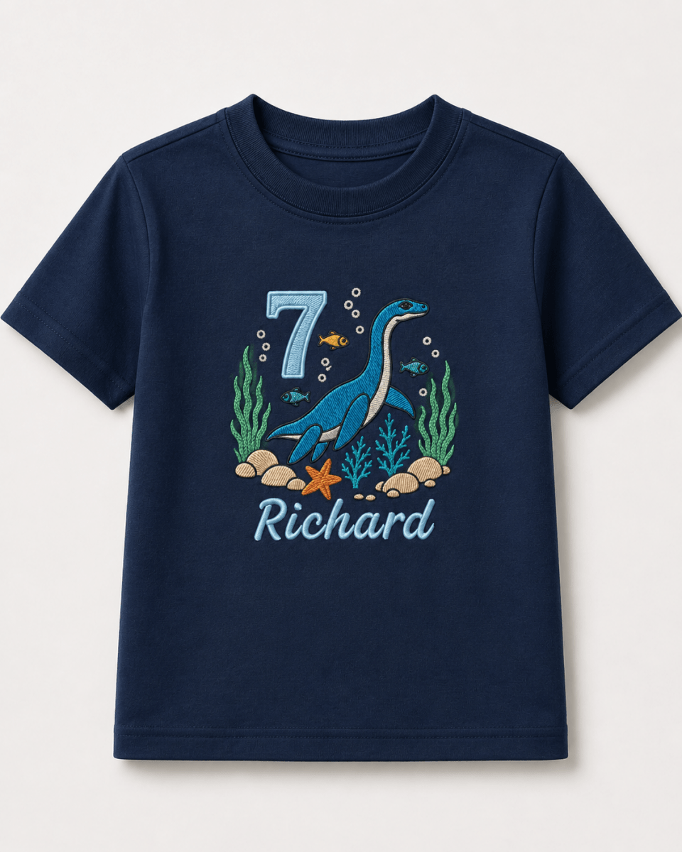 Besticktes Kinder Geburtstagsshirt mit Meeressaurier, Name und Zahl