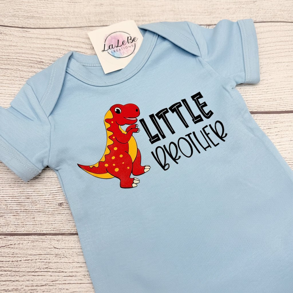 Little Brother Baby-Body Dinosaurier – Nahaufnahme roter T-Rex mit Little Brother Schriftzug