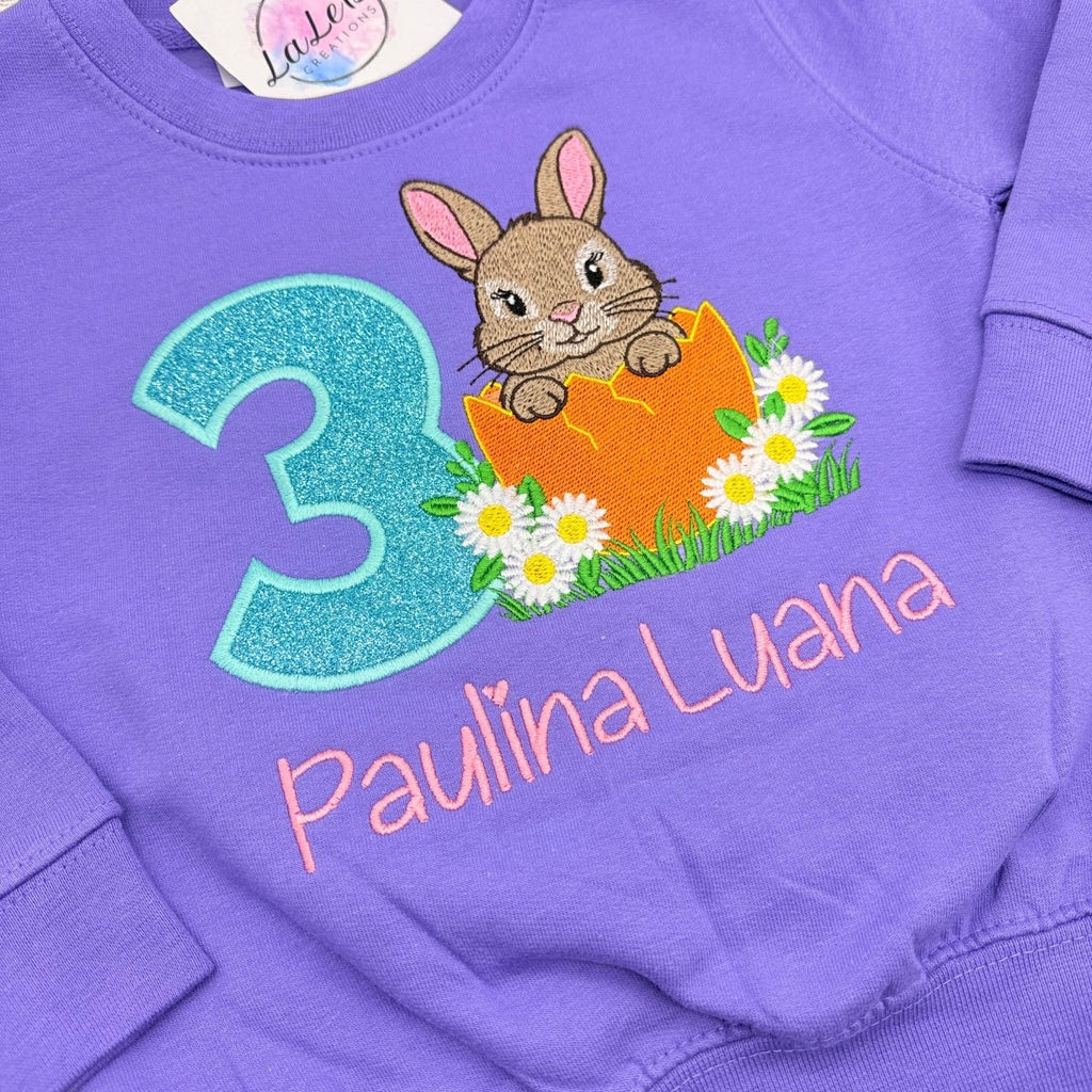 Besticktes Hase Geburtstagsshirt Mädchen – Nahaufnahme Hase im Ei mit Gänseblümchen und Glitzerzahl – LaLeBe Creations
