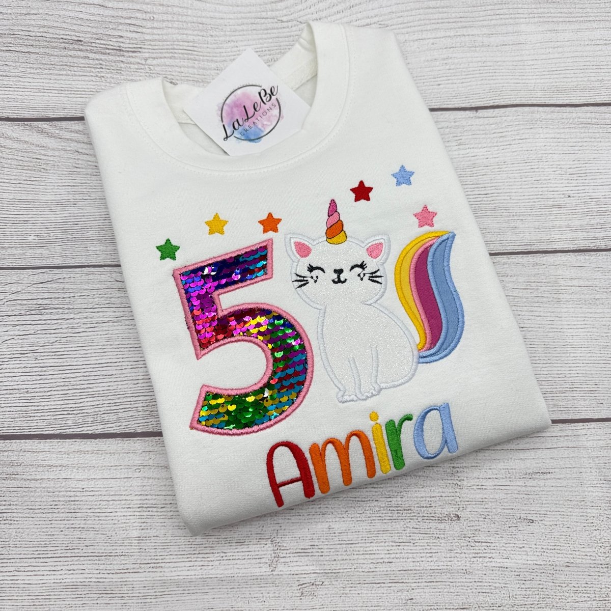 Einhorn Katze Geburtstagsshirt Mädchen – weißes Sweatshirt mit Caticorn-Stickerei