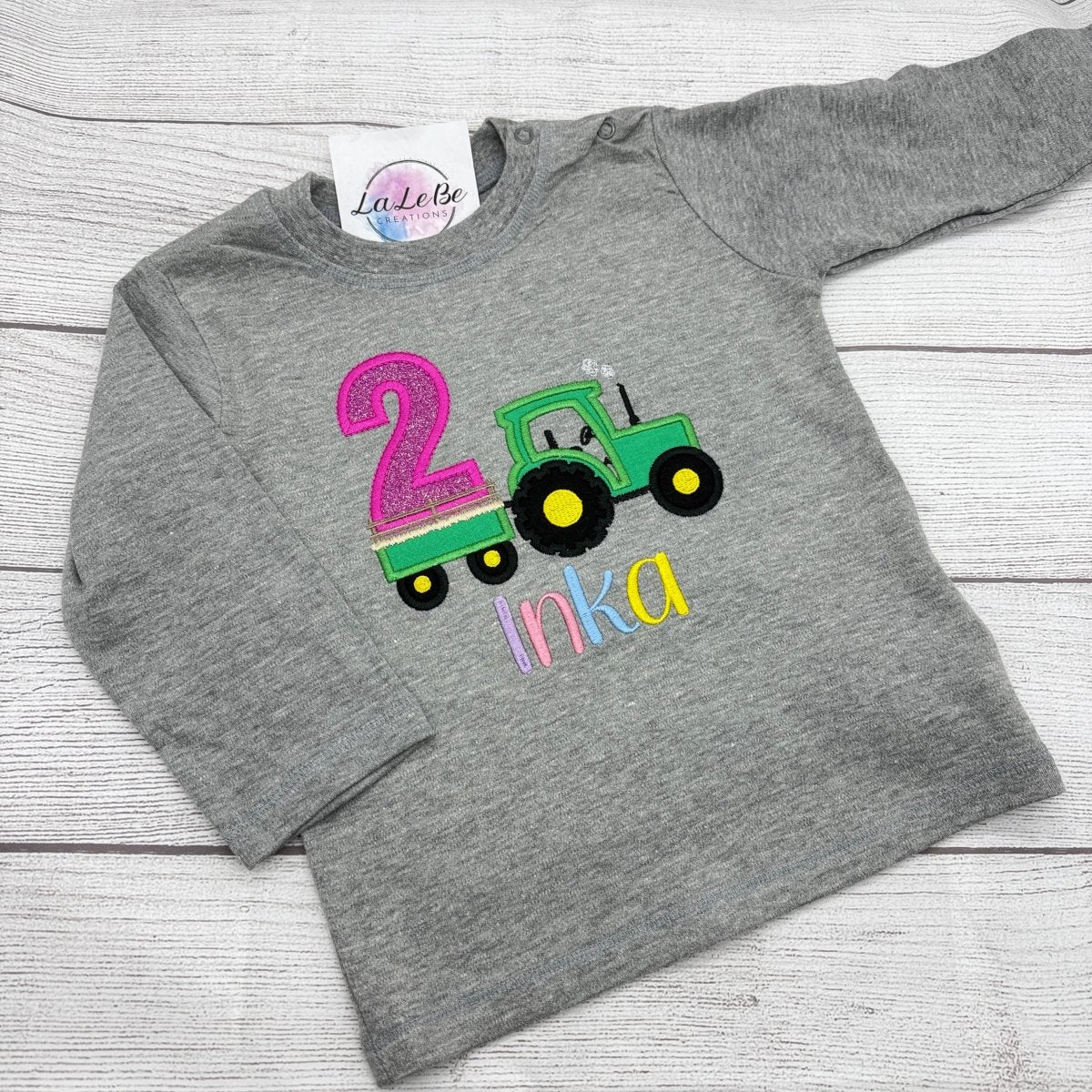 Traktor Geburtstagsshirt personalisiert – graues Langarmshirt mit Traktor-Stickerei