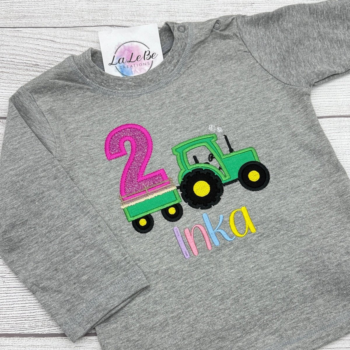Traktor Geburtstagsshirt personalisiert mit Glitzerzahl und buntem Namen – LaLeBe Creations