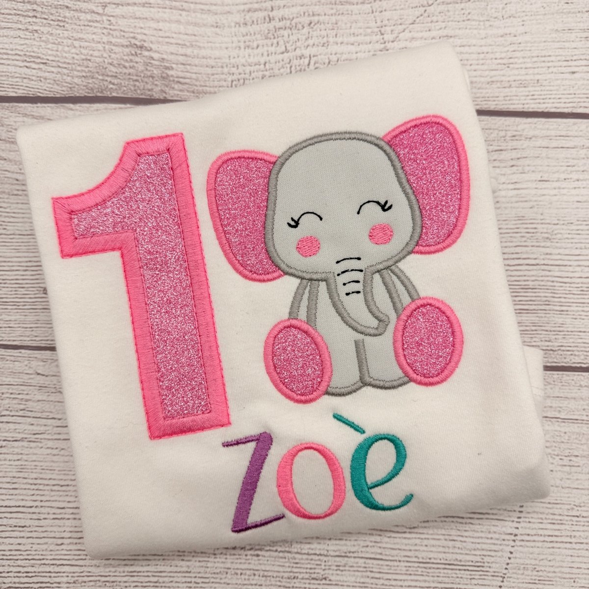 Elefant Geburtstagsshirt Kinder personalisiert – Detailansicht Glitzer-Elefant mit rosafarbenen Ohren