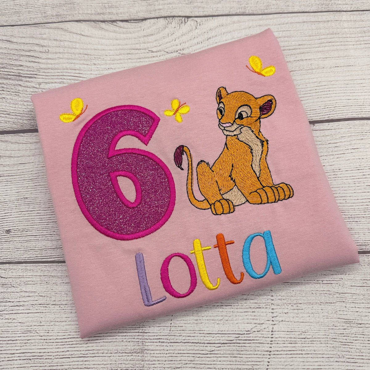 Löwenbaby Geburtstagsshirt Mädchen – Stickerei mit Löwenbaby und bunten Schmetterlingen