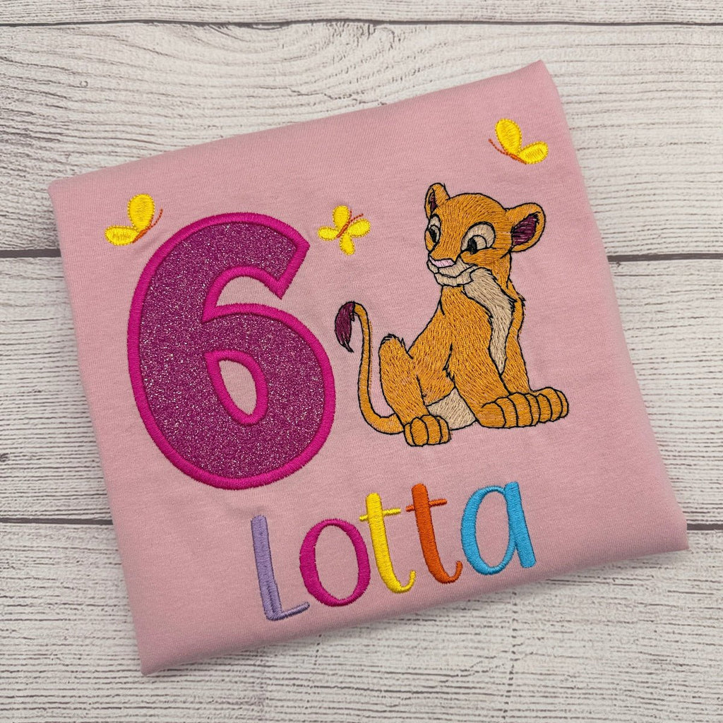Löwenbaby Geburtstagsshirt Mädchen personalisiert mit Glitzerzahl und buntem Namen – LaLeBe Creations