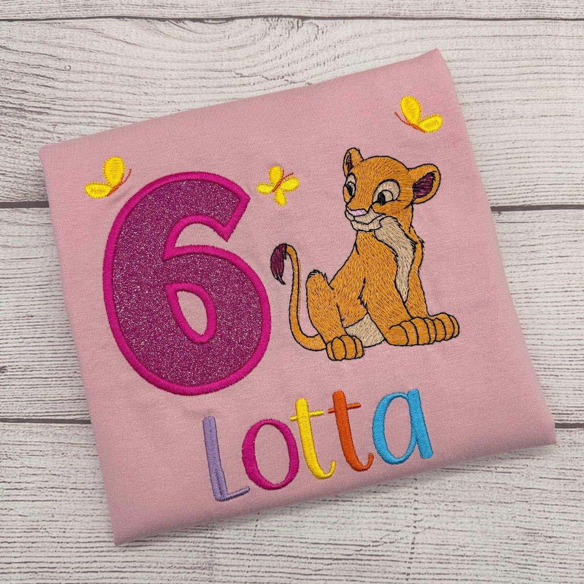 Löwenbaby Geburtstagsshirt Mädchen personalisiert mit Glitzerzahl und buntem Namen – LaLeBe Creations