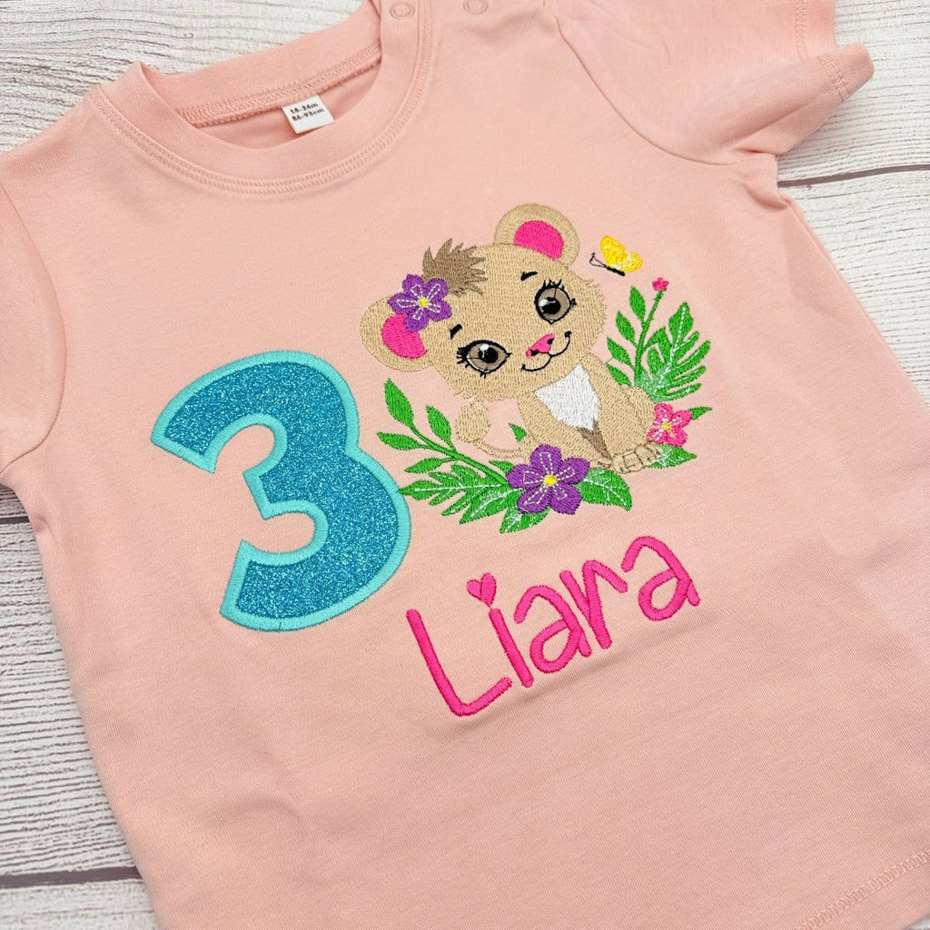 Besticktes Löwen Geburtstagsshirt Mädchen – Löwenbaby mit Blumen LaLeBe Creations