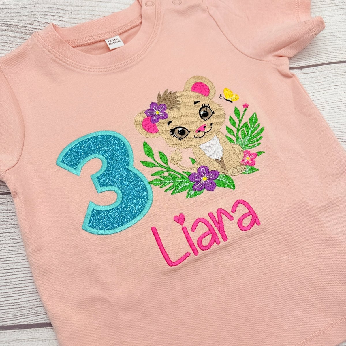 Besticktes Löwen Geburtstagsshirt Mädchen – Löwenbaby mit Blumen LaLeBe Creations