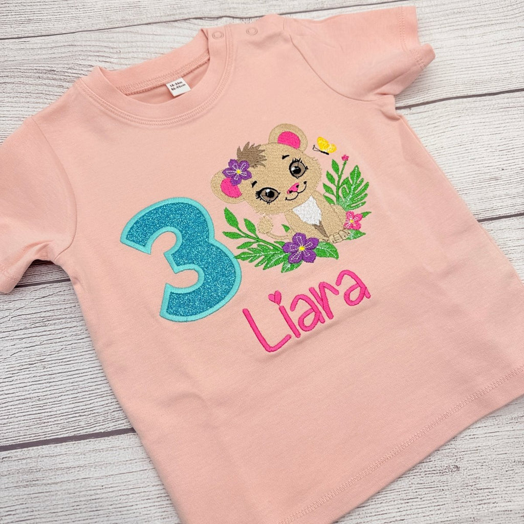 Löwen Geburtstagsshirt Mädchen personalisiert mit Glitzerzahl und Namen