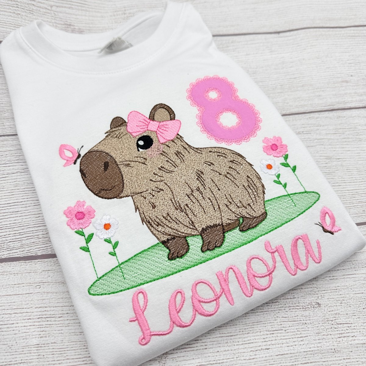 Capybara Geburtstagsshirt Mädchen – Nahaufnahme Stickerei LaLeBe Creations