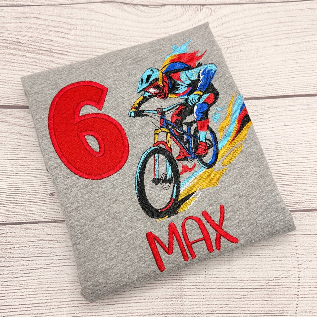 Besticktes Mountainbike Geburtstagsshirt Jungen – Biker mit Speedlines LaLeBe Creations